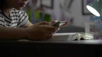 garota conversando nas redes sociais online com o celular durante o isolamento da casa. video