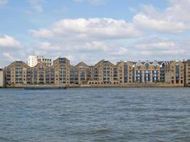 Muelles de Londres visto desde el río Támesis foto