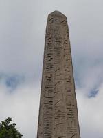 Obelisco egipcio de la aguja de Cleopatra en Londres foto