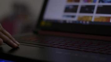 close-up hand van vrouw scrollen een website met behulp van laptop trackpad.