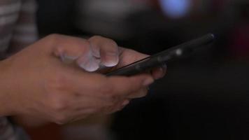 mulher mensagens de texto no smartphone para bater papo nas redes sociais online. video