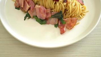 gebratene Spaghetti mit Speck umrühren video