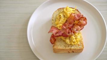 pan tostado con tocino y huevos revueltos video