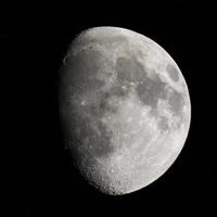 Luna gibosa vista con telescopio