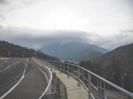 camino de montaña en las montañas del cáucaso. sochi, rusia foto