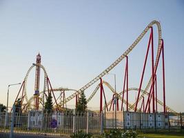 atracción montaña rusa zmey gorynych en el parque de sochi, adler, rusia. foto