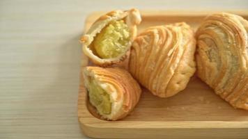 Curry puff pastry stuffed beans