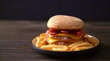 hamburger di maiale con formaggio video