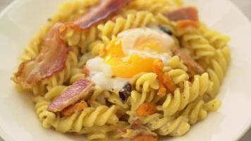 Carbonara-Fusilli-Nudeln mit Speck video