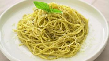 spaghetti al pesto video