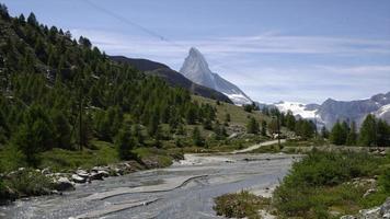 timelapse matterhorn med sjö och blå himmel i Zermatt, Schweiz video