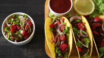 tacos de carne y verduras - estilo comida mexicana