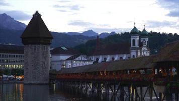 Puente de la capilla timelapse y torre de agua en Lucerna, Suiza video