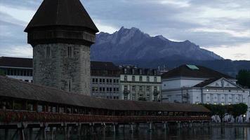 Puente de la capilla timelapse y torre de agua en Lucerna, Suiza