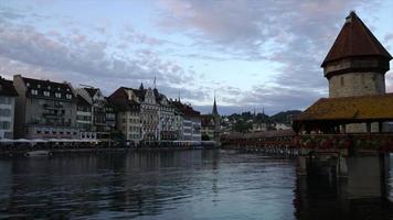 Puente de la capilla timelapse y torre de agua en Lucerna, Suiza video