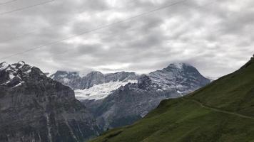 bela montanha em grindelwald na suíça vista do teleférico video