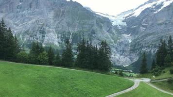 prachtige berg bij grindelwald in zwitserland uitzicht vanaf kabelbaan video