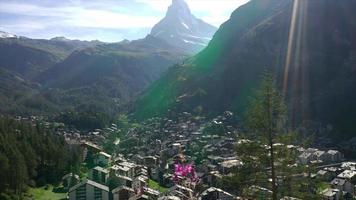 Zeitraffer Zermatt Stadt mit Matterhorn in der Schweiz video