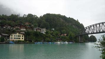 Lago Thune con la ciudad de Interlaken en Suiza video