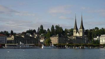 Timelapse de la ciudad de Lucerna con río en Suiza video