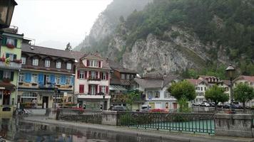 timelapse ville d'interlaken avec la rivière thunersee en suisse
