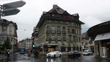 timelapse interlaken stad in zwitserland in regenachtige dag