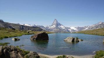 timelapse matterhorn met meer in zermatt, zwitserland video