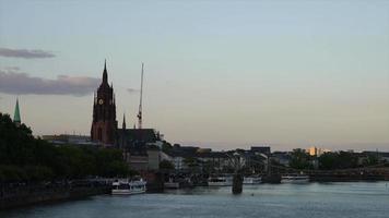 Timelapse Frankfurt una principal con río en Alemania video