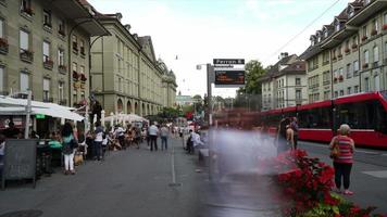 timelapse winkelstraat met klokkentoren in bern city, zwitserland