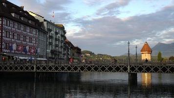 Puente de la capilla timelapse y torre de agua en Lucerna, Suiza