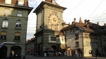 rua comercial timelapse com torre do relógio em bern city, suíça video