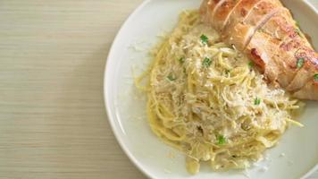 spaghetti pasta romige saus met gegrilde kip video