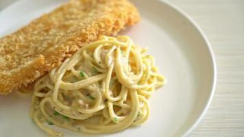 Spaghetti-Pasta-Sahnesauce mit gebratenem Fischfilet video