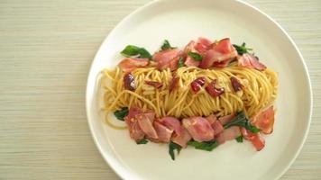 Stir fried spaghetti with chili garlic and bacon video