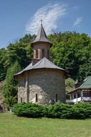 condado de hunedoara, rumania 2021- el monasterio de prislop es un monasterio en rumania foto