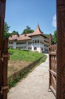 condado de hunedoara, rumania 2021- el monasterio de prislop es un monasterio en rumania foto