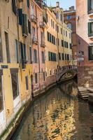 Venecia, Italia 2019- estrechas rutas de navegación en Venecia. foto