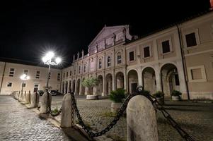 catedral de terni en la noche foto