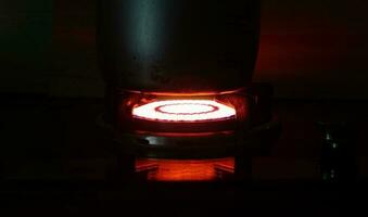 Tecnología de radiación infrarroja en patrón cerámico de estufa de gas. foto