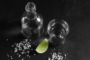 Cerrar vodka ruso con sal y limón. foto