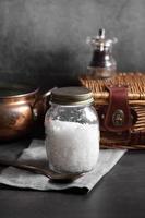 Francia sal marina en botella de vidrio en la cocina de estilo rústico