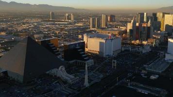 las vegas, nevada, usa luchtfoto van las vegas strip bij zonsondergang video