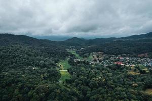 pueblos y campos en verdes montañas. foto