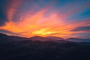 montañas y bosques verdes de verano foto