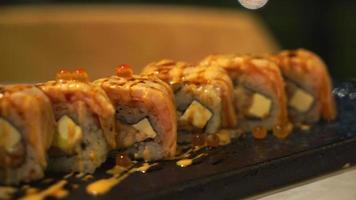 rollo de sushi de salmón - estilo de comida japonesa
