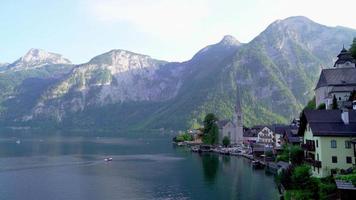 villaggio di hallstatt con il lago di hallstatter in austria