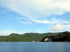 la naturaleza del estrecho de lembeh. foto