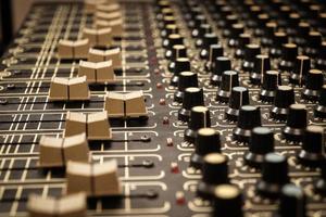 herramienta de mezcla para un ingeniero de sonido en un estudio de grabación profesional