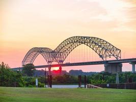 Hernando Desoto Bridge sobre el río Mississippi al atardecer foto