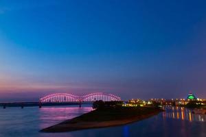 Hernando Desoto Bridge sobre el río Mississippi al atardecer foto